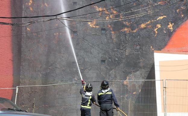 Un aparatoso incendio en una parcela de El Ejido obliga a desalojar a los vecinos del edificio