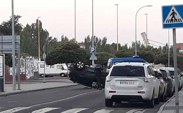 Dos jóvenes atendidos por Sacyl tras volcar su turismo en León