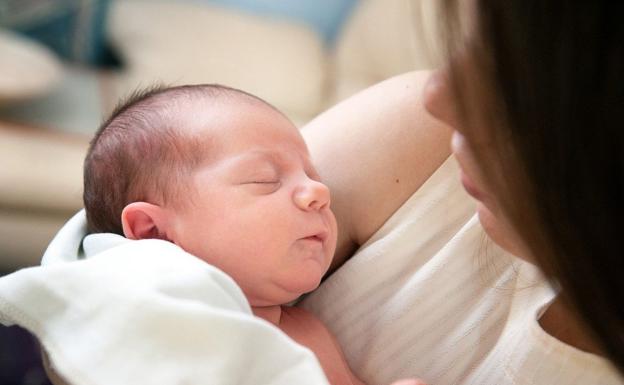 El Ayuntamiento aplicará incentivos a la natalidad con 500 euros por hijo nacido o adoptado hasta fin de año