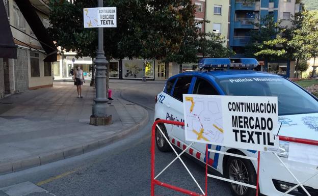 El mercadillo de Ponferrada se acerca a la normalidad con el 60% del público habitual en los puestos de textil