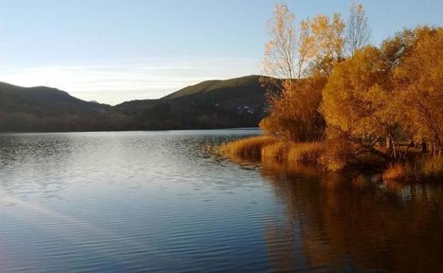 La Casa del Parque de Las Médulas organiza mañana una ruta guiada por el entorno del lago de Carucedo