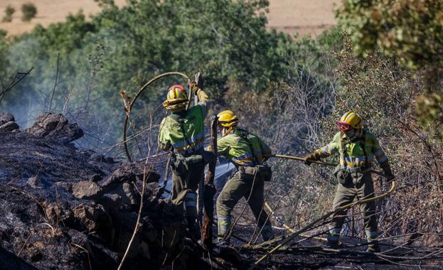 Medios aéreos y terrestres controlan un incendio cerca del casco urbano de San Cristóbal