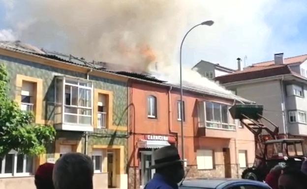 Un incendio originado en un tejado calcina la planta superior de tres viviendas en Puente Almuhey