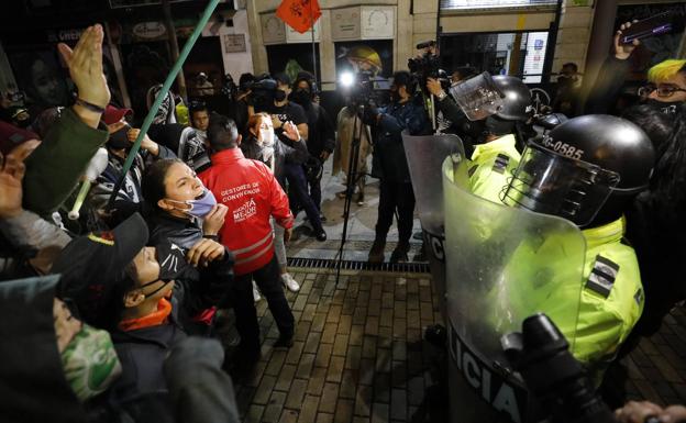 La detención del expresidente Uribe conmociona Colombia