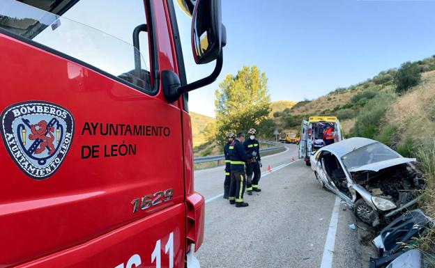 Los Bomberos rescatan a dos personas atrapadas en un vehículo tras un accidente en Murias de Paredes