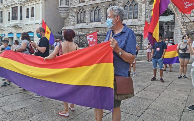 Cerca de medio centenar de personas protestan en Botines contra «la huida del rey»