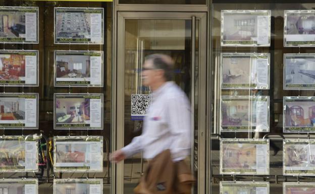 Las compraventas de viviendas mejoran, pero la caída de precios se profundiza