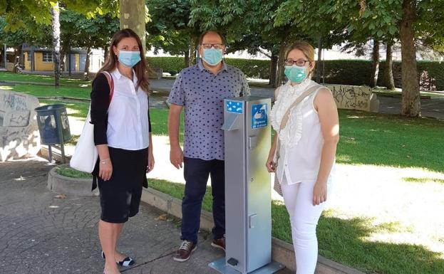 El Ayuntamiento de La Bañeza instala una decena de dispensadores de hidrogel en las zonas de recreo