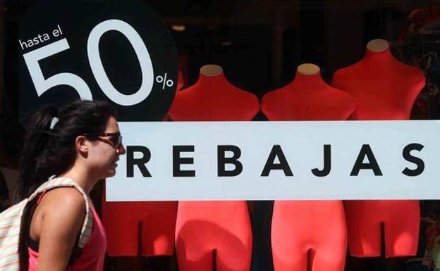 Los comercios leoneses lamentan la «irregularidad» de las ventas durante unas «agresivas» rebajas