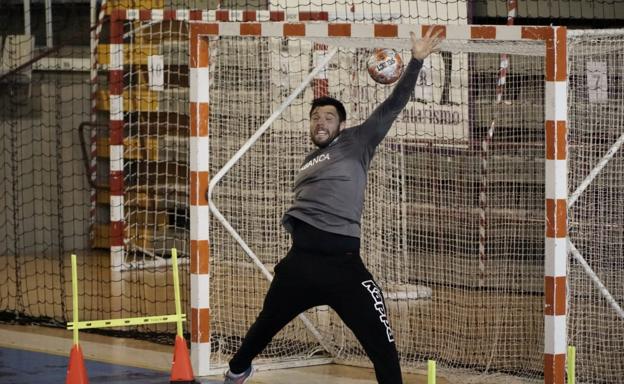 Manolo Cadenas hace frente a las dificultades de no poder entrenar con toda la plantilla