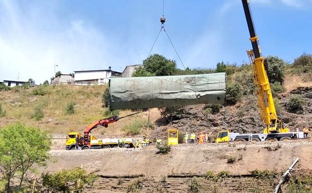 Adif inicia las labores de retirada de los vagones arrojados al río Sil en Carballeda de Valdeorras