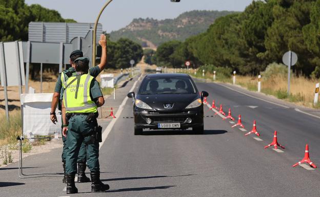 Controles en un pueblo de Sanabria tras una fiesta ilegal en una finca privada durante todo el fin de semana