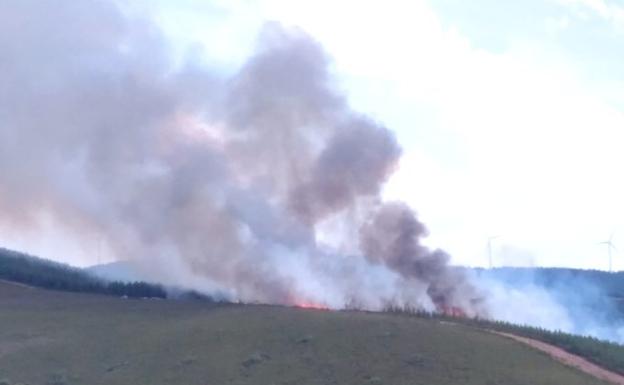 Dos aviones se unen a la lucha contra el incendio originado por rayos en Montealegre que continua activo