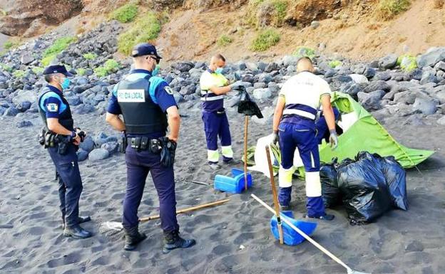 Desalojan una playa en Tenerife tras interceptar una quedada para propagar el coronavirus