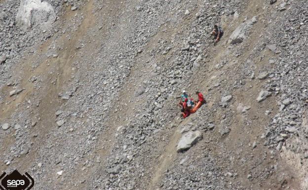 Rescatan a un menor que se fracturó el peroné mientras hacia una ruta por los Picos de Europa