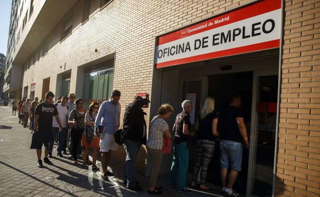 Trabajo prepara una ayuda para 500.000 parados sin ingresos en la pandemia