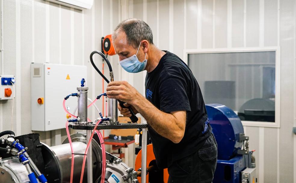 Del taller en Bustillo del Páramo a la élite del motor eléctrico a los 62 años