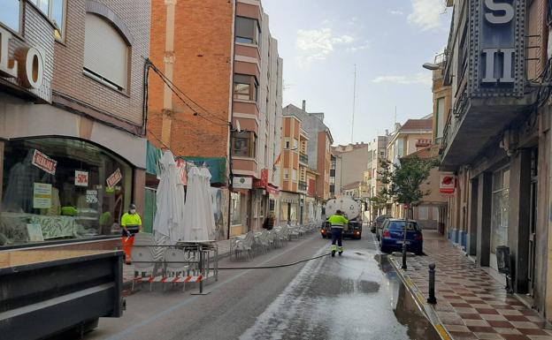 La Bañeza sigue desinfectando las calles, parques y jardines