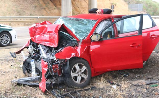 Un varón herido en una salida de vía y colisión contra el pilar de un puente en Santas Martas