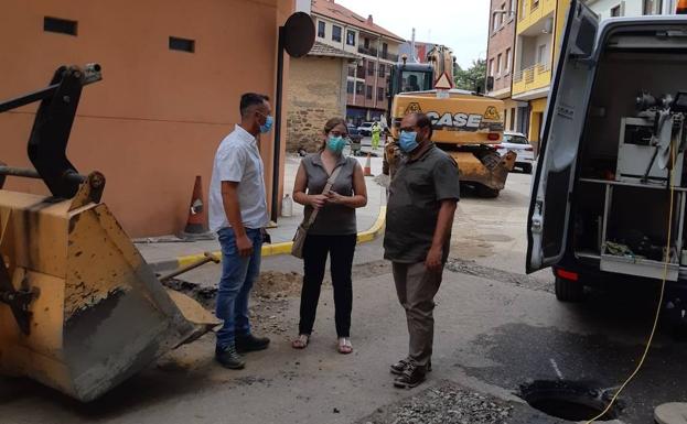 La Bañeza prevé tener listas las obras de pavimentación e instalación de fibrocemento a mediados de septiembre