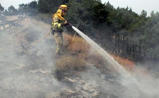 Las brigadas sofocan tres incendios intencionados en la provincia de León