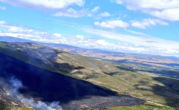 Dos helicópteros siguen trabajando contra el incendio en el campo de tiro del Teleno
