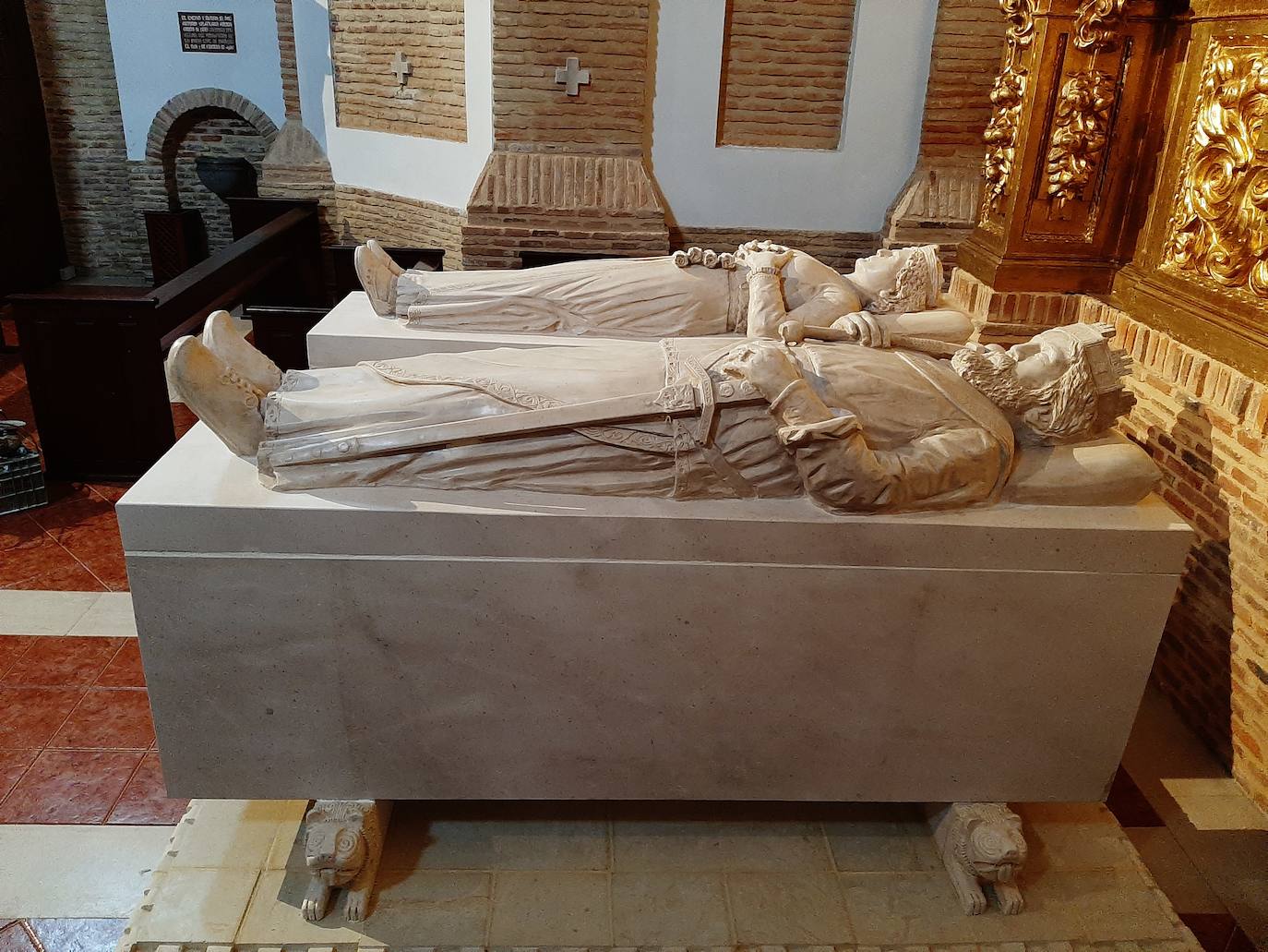 Alfonso VI ya descansa entre honores