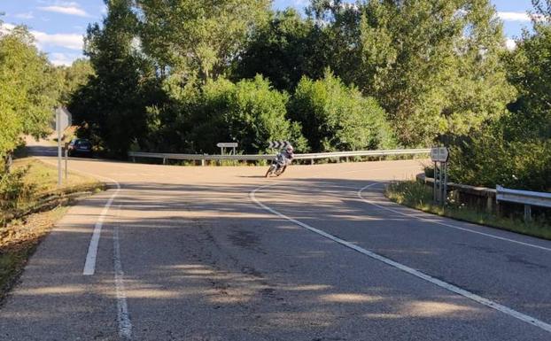 Los vecinos de Villarmeriel hartos del peligroso acceso al pueblo: «Parece que hasta que no haya cinco muertos no harán nada»