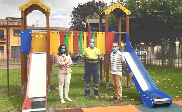 Santa María del Páramo sustituye un juego infantil en el parque municipal