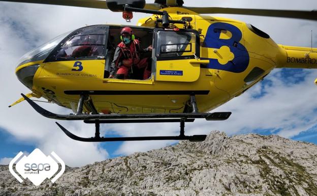 Los bomberos trasladan de Picos al hospital de Arriondas a dos senderistas por gastroenteritis