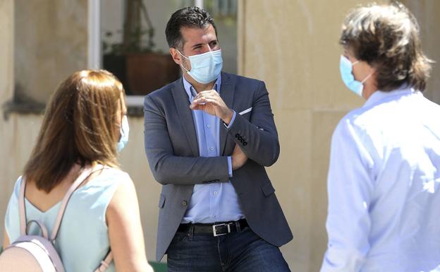 Tudanca denuncia que Castilla y León es la tercera en contratar menos docentes con los fondos Covid en materia educativa