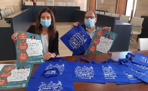 La Bañeza distribuye 10.000 bolsas con el eslogan de su campaña comercial a todos los establecimientos