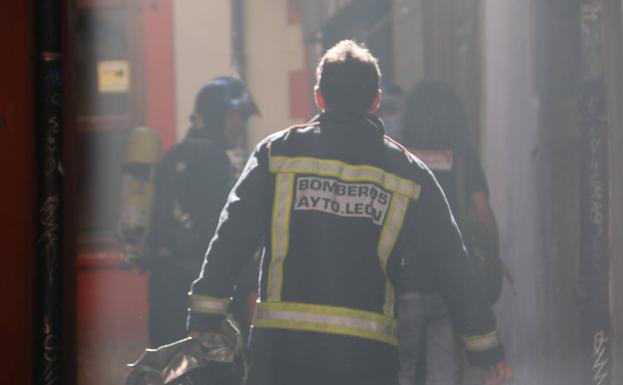 El humo de una cocina en la plaza Matasiete alerta a los Bomberos de León en la tarde del miércoles