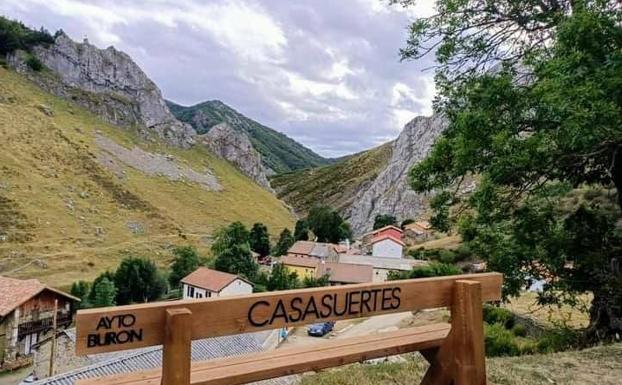 Los bancos más bonitos llegan a las siete localidades del Ayuntamiento de Burón para llenar de fotos las redes sociales