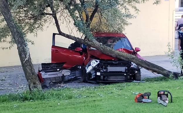 El exceso de velocidad provoca un accidente y una salida de vía que deja dos heridos en la capital