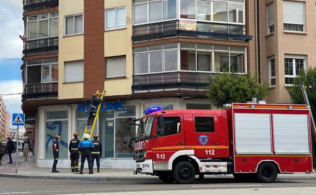 Una dotación de Bomberos León interviene en Fernández Ladreda ante la caída de cascote de una fachada