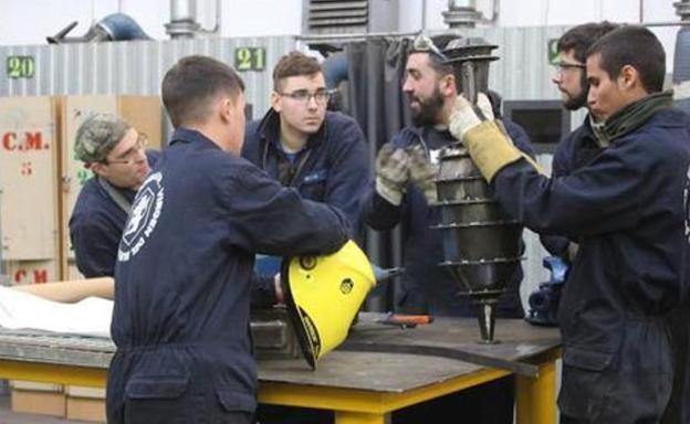 Casi la mitad de los estudiantes que acaban una FP superior consigue empleo el primer año