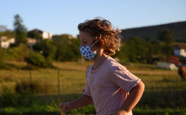 La transmisión intrafamiliar de niños a adultos es baja