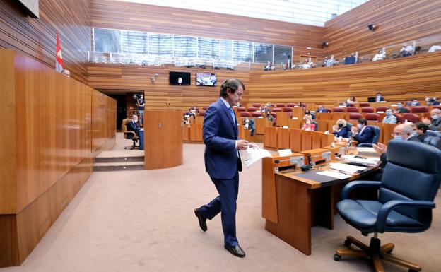 La oposición critica a Mañueco por anteponer los intereses del Partido Popular a los de Castilla y León