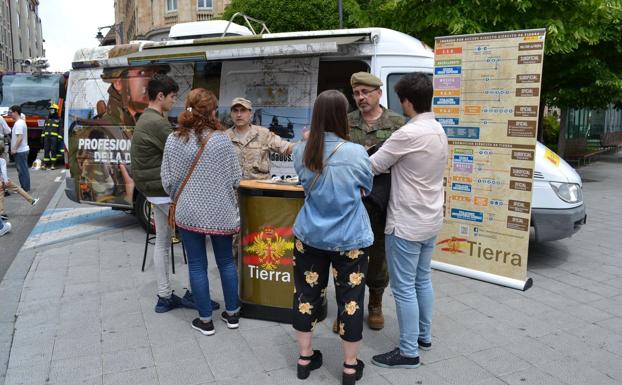 El Ejército de Tierra y el Mando de Artillería de Campaña buscan esta semana nuevos reclutas en Ponferrada