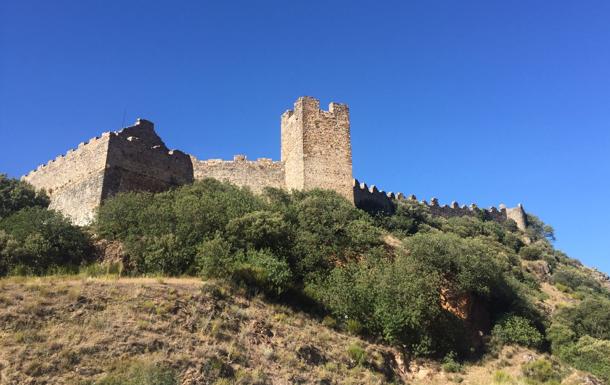 El castillo de Cornatel en Priaranza del Bierzo acoge el espectáculo de títeres 'No te asuste mi nombre'