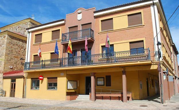 El Ayuntamiento de Hospital de Órbigo entrega libros y tabletas a los 62 alumnos del Colegio Público