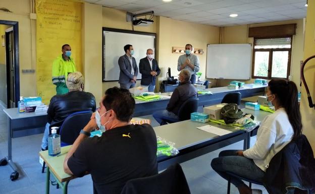 La incorporación temporal de 13 desempleados permite a San Andrés reforzar los servicios como el de limpieza ante las necesidades provocadas por la Covid-19