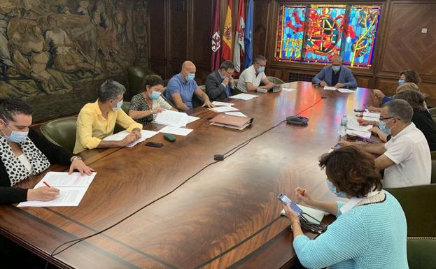 El Ayuntamiento de León aprueba la promoción de cinco agentes de la Policía Local
