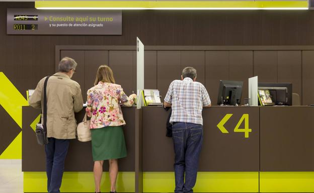 Los 51.000 empleados de CaixaBank y Bankia contienen la respiración por la fusión