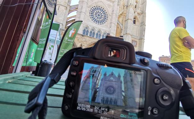 La AECC en León pone en valor sus campañas en la carrera solidaria 'A Santiago contra el Cáncer'