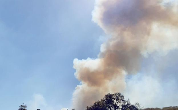 Un incendio permanece activo en Sahagún