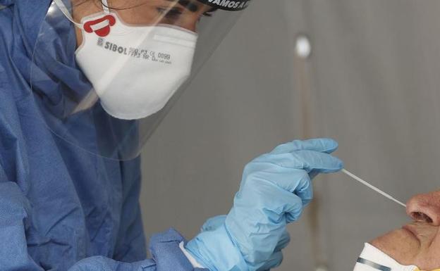 León suma un fallecido y 63 casos 'arrastrados' de coronavirus en la jornada del sábado, 29 más que el viernes