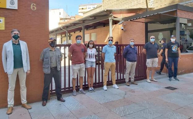 Concentración en la Comisaría de León y en la comandancia de la Guardia Civil en apoyo a policías y guardias civiles en el sur