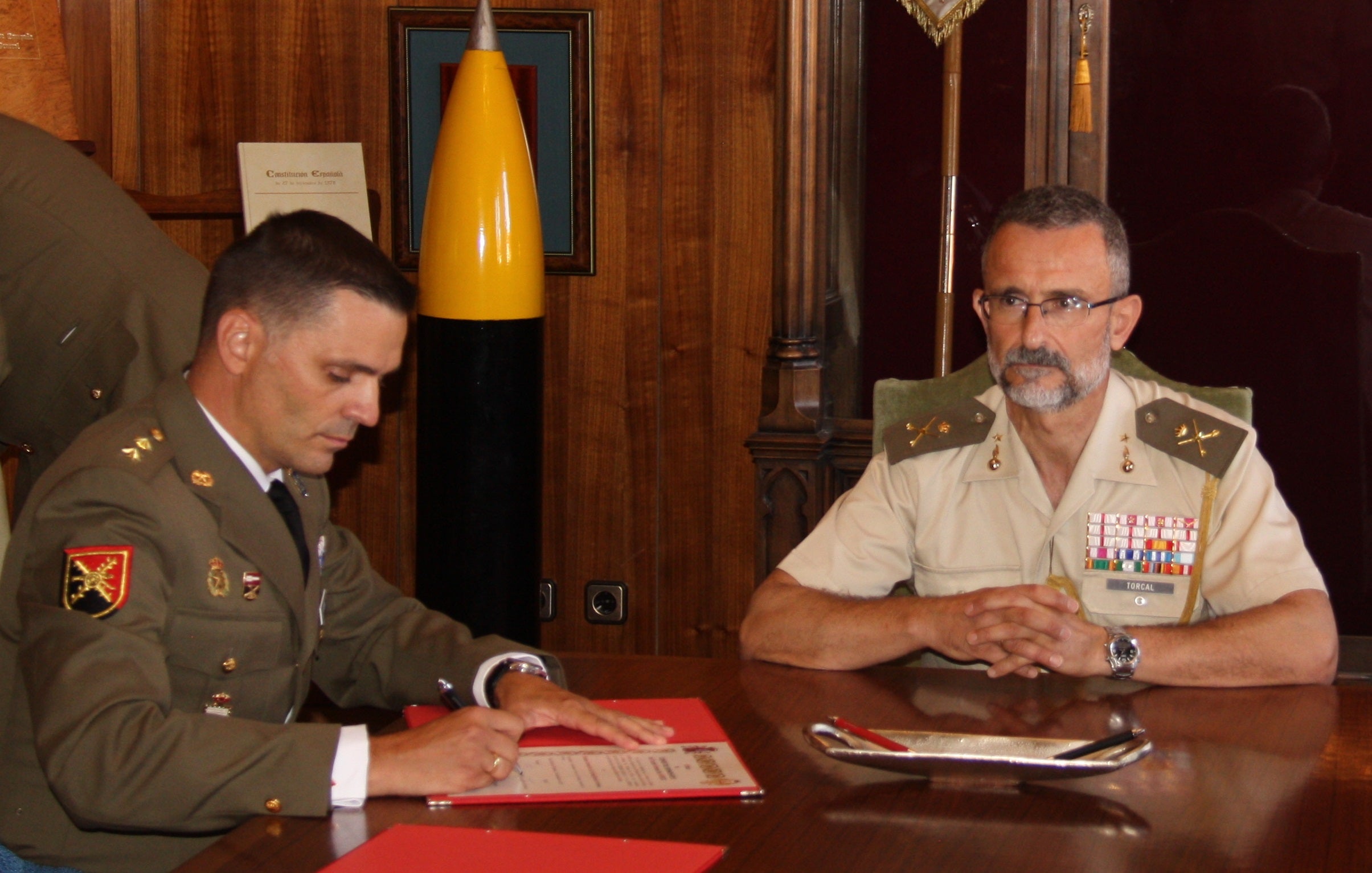 Carlos Pereira toma el relevo de Santiago Calderón al frente de la Jefatura del Estado Mayor del Mando de Artillería de Campaña